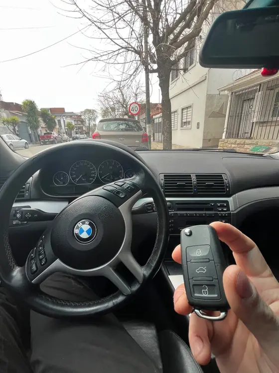 Interior de un BMW Serie 3 con una llave tipo navaja recién hecha