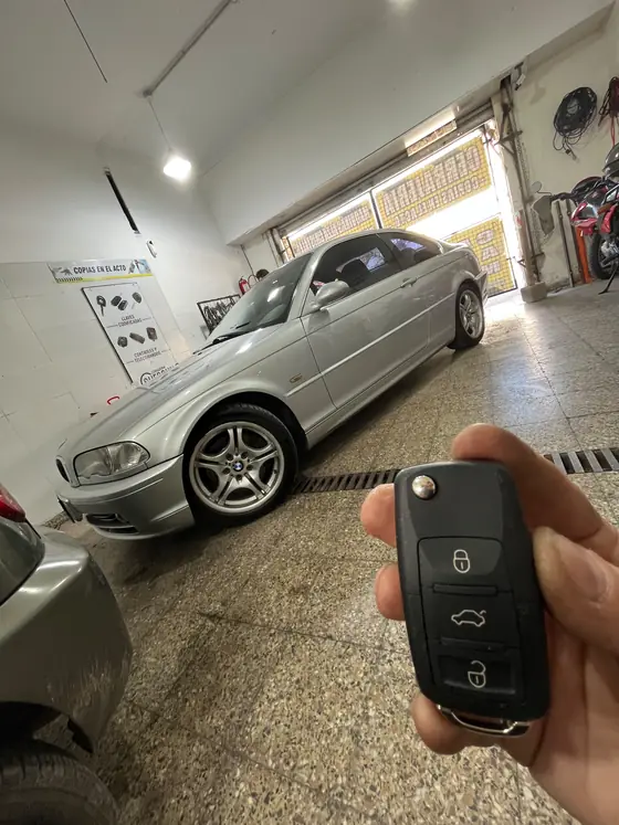 BMW plateado dentro del taller con su llave nueva