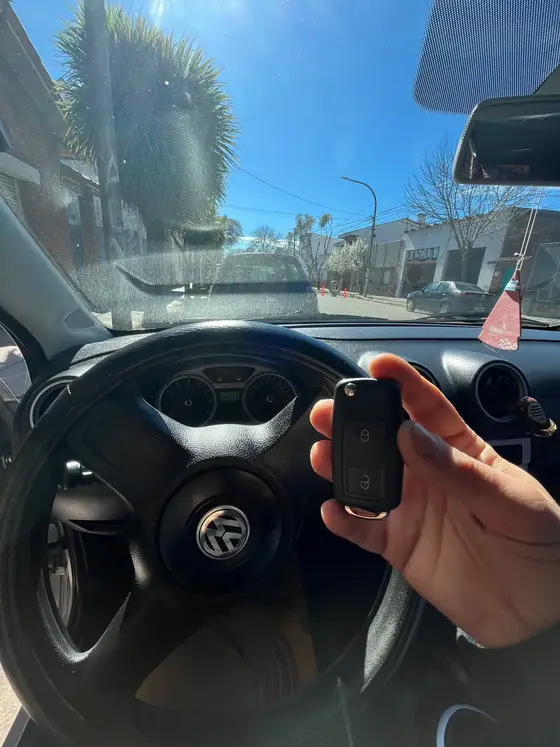 Interior de un Volkswagen con una llave navaja con control remoto